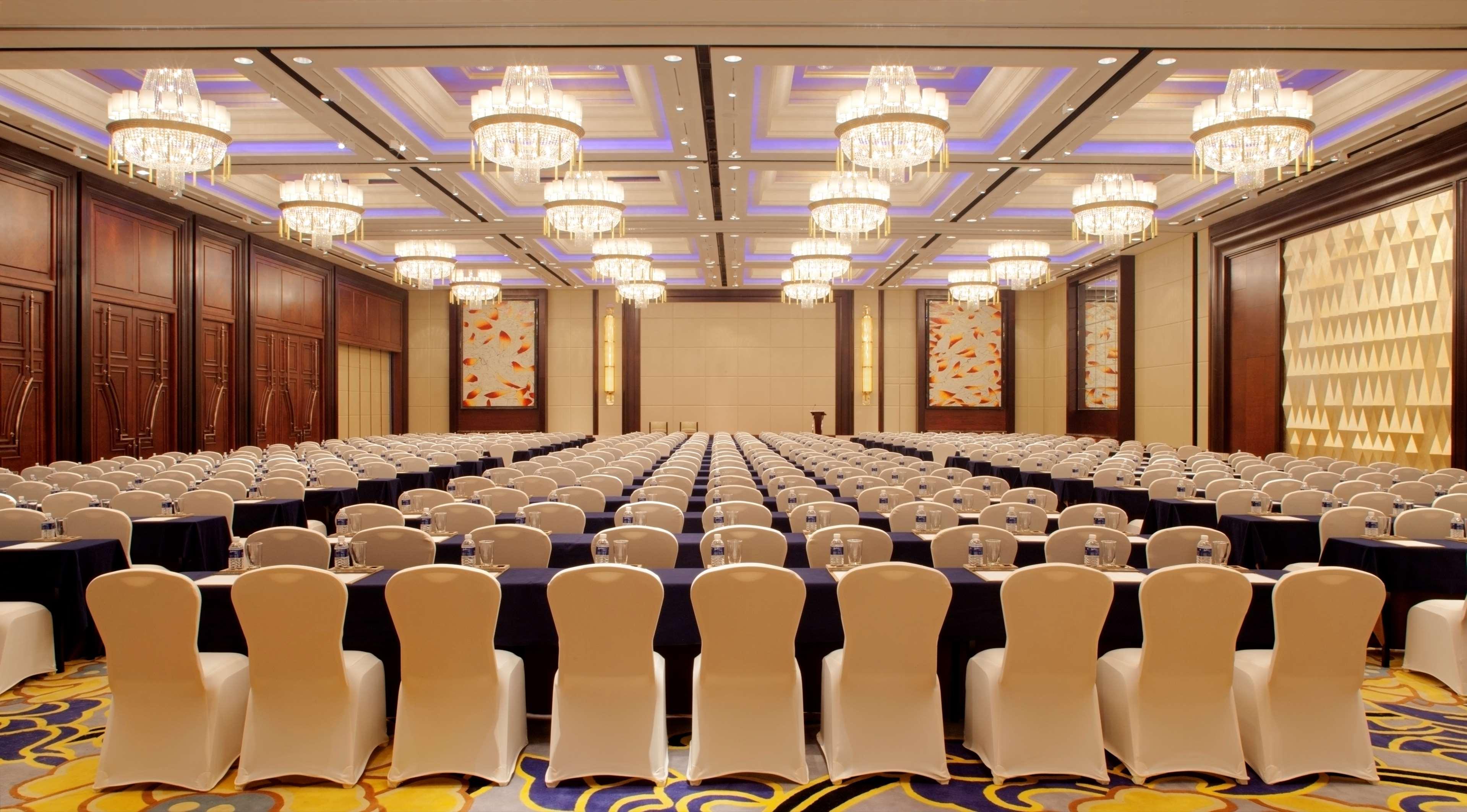 Radisson Blu Plaza Chongqing - Free 2 Bottle Of Local Beer Per Room During Stay ภายนอก รูปภาพ