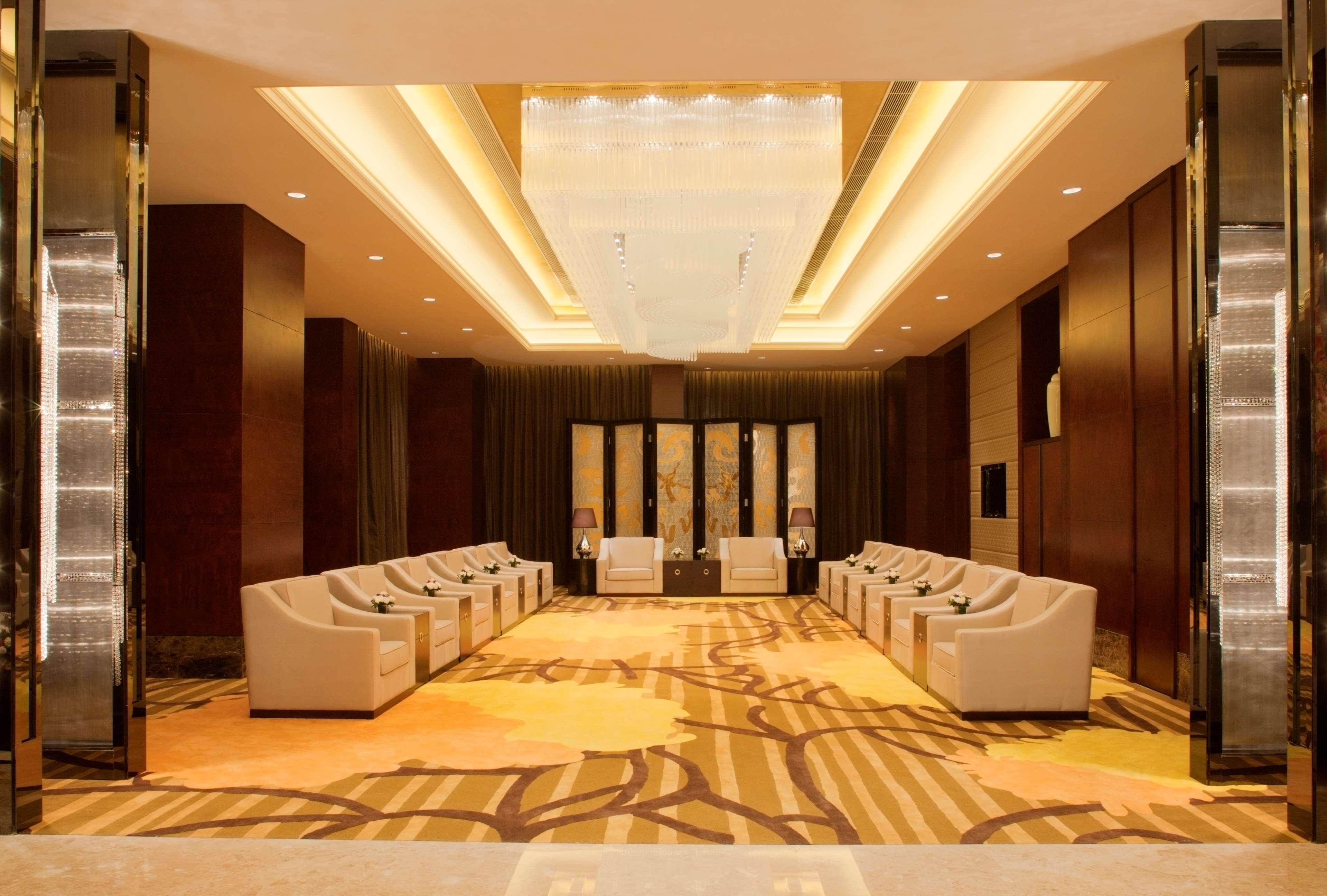 Radisson Blu Plaza Chongqing - Free 2 Bottle Of Local Beer Per Room During Stay ภายนอก รูปภาพ