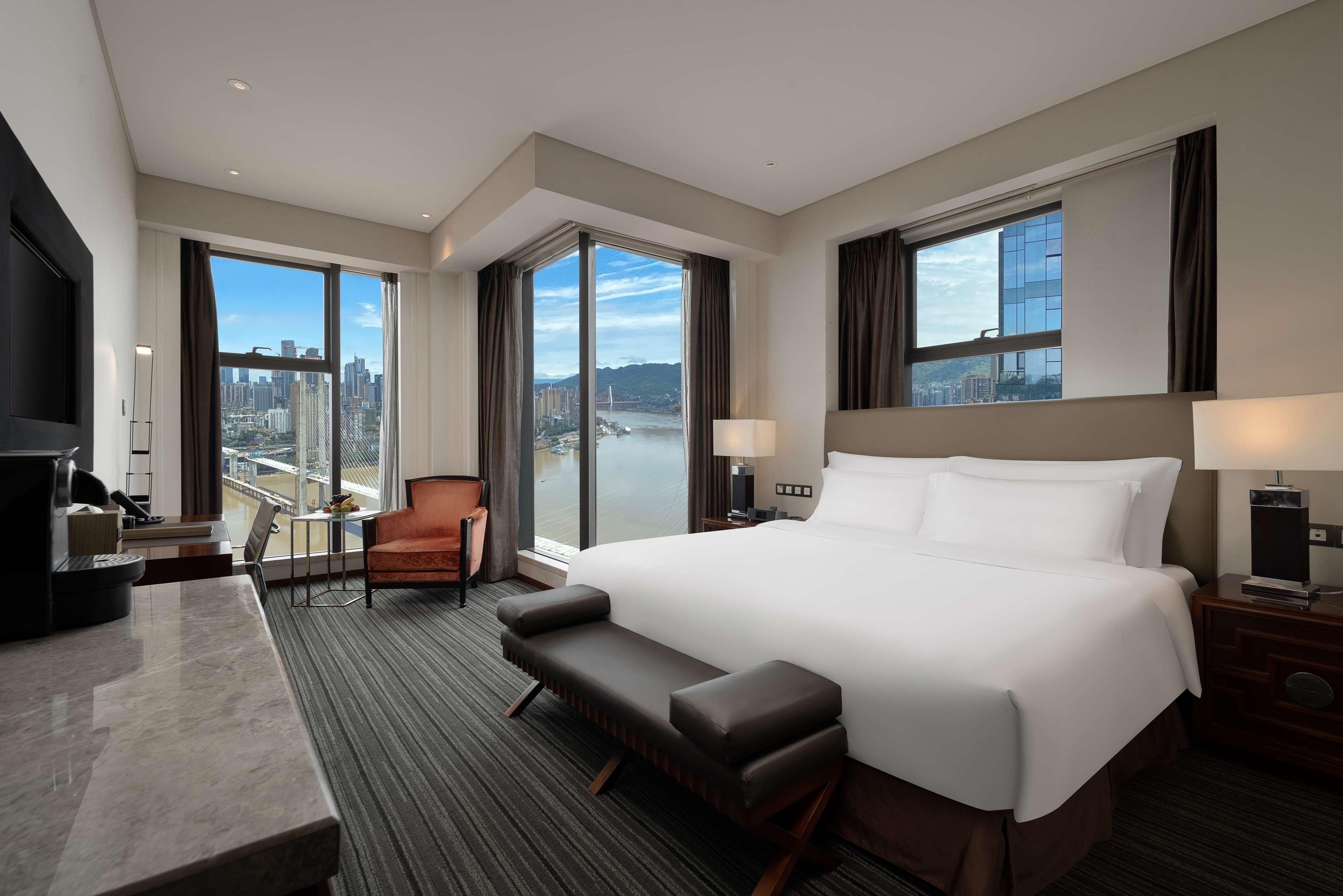 Radisson Blu Plaza Chongqing - Free 2 Bottle Of Local Beer Per Room During Stay ภายนอก รูปภาพ
