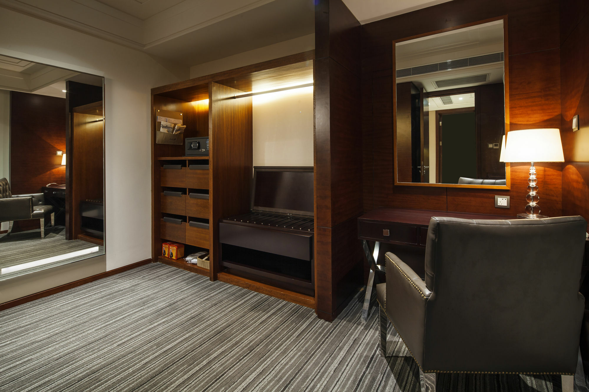 Radisson Blu Plaza Chongqing - Free 2 Bottle Of Local Beer Per Room During Stay ภายนอก รูปภาพ